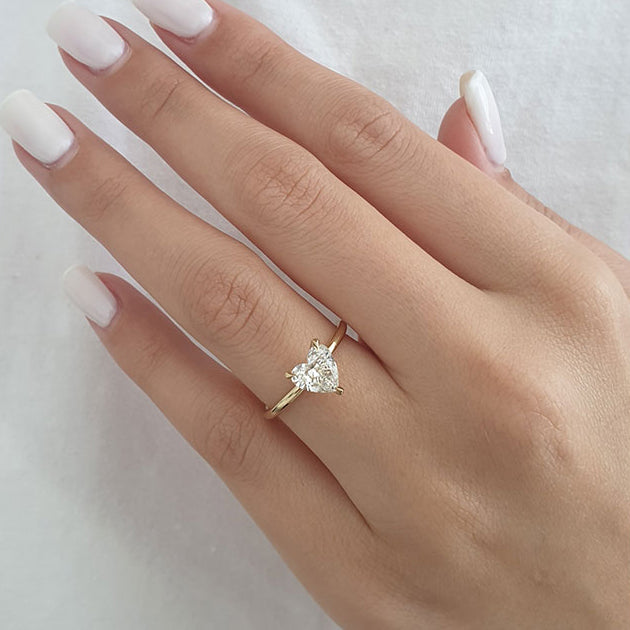 Noir Simple Heart Ring.